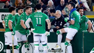 Los jugadores del Liceo recibiendo indicaciones de Juan Copa