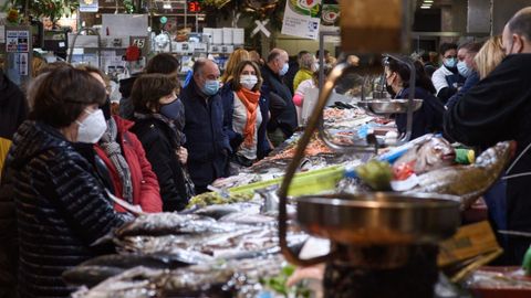 Los coru�eses aprovecharon la antesala de Nochebuena para comprar mariscos y pescados