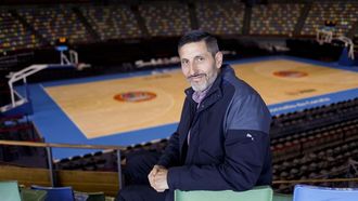 Charlie Uzal sentado en las gradas del Coliseum antes del tercer partido contra el Menorca