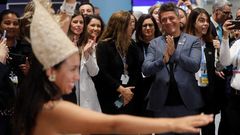 El cantante y compositor Alejandro Sanz aplaude la actuaci�n de un grupo de ind�genas durante la cumbre del clima de Madrid
