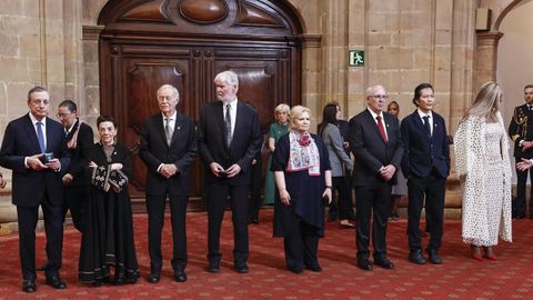 Los galardonados con los �Premios Princesa de Asturias 2025�, posan durante la audiencia mantenida con los reyes Felipe y Letizzia, la princesa Leonor y la infanta Sof�a, este viernes en la capital asturiana, horas antes de la ceremonia de entrega de los Galardones