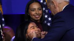 Biden saluda a una seguidora tras su discurso en el teatro Howard de Washington.