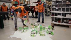 Protesta de Uni�ns Agrarias por la rebaja en el precio de la leche que ofertan las industrias a los ganaderos