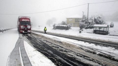 Un camin parado en la carretera LU-546 entre el pueblo de Oural y la fbrica de Magnesitas de Rubin, en el municipio de O Incio