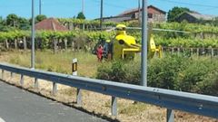Momento en el que el helic�ptero medicalizado aterrizaba para prestar asistencia al var�n