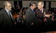 Domenech (izquierda de la imagen) y Ace�a acompa�aron a V�zquez en la Fundaci�n Barri�.