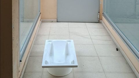 Estado en el que se encuentran varios de los pisos afectados por las humedades en los n�meros 15, 17, 19, y 21 de la calle Ribeira Sacra en Novo Mesoiro