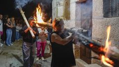 Procesi�n con fachicos completando nueve vueltas alrededor de la capilla de San Lourenzo, en las fiestas de A Veronza, en Carballeda de Avia.
