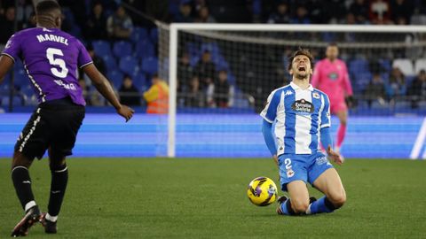 Denis Genreau se duele tras recibir una falta en el partido contra el Crdoba