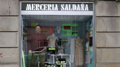 Indalecio Salda�a Tiz�n, posando como si fuese un maniqu� m�s de su escaparate en Pontevedra.