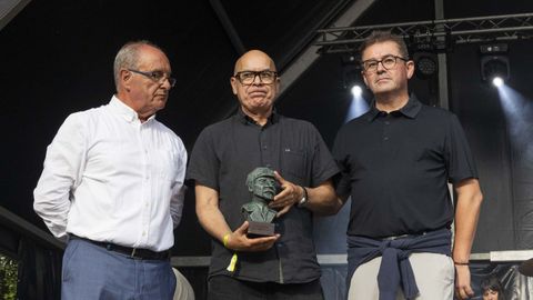 Xos� Regueira recolleu o galard�n das mans do presidente da Fundaci�n Eduardo Pondal, Xos� Mar�a Varela, e do alcalde de Ponteceso, Jos� Manuel Mato