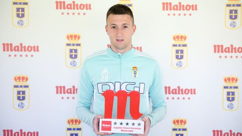 Abel Bretones, con el premio a mejor jugador del mes de marzo en el Real Oviedo