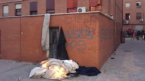 Imagen de la zona del Pozo del T�o Raimundo, en Madrid, donde varias personas acumularon objetos para protestar frente a la casa del presunto autor de la muerte de un convecino