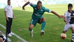 David Ferreiro se lleva un baln en la banda con un acrobtico salto