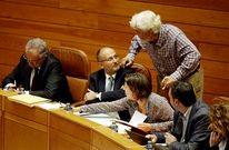 Beiras dialoga con el diputado socialista Abel Losada, ayer en la Parlamento de Galicia.