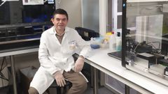 Germ�n Bou, jefe de microbiolog�a del servicio del Chuac, en el laboratorio