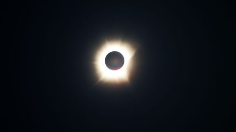 As� se vivi� el eclipse solar en la playa de Doni�os