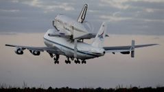 El Discovery surc hoy el cielo por ltima vez sobre un avin de la NASA