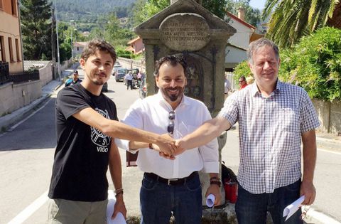 Josu� Villar, Francisco Ferreira y Antonio Ara�xo escenificando el pacto el pasado mes de julio.