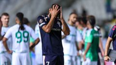 Borja Iglesias se lamenta tras la derrota del Celta en Nicosia.