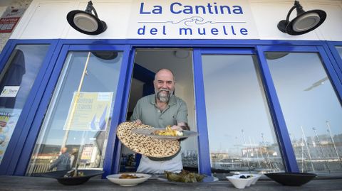 Alfonso D�az, en La Cantina del Muelle de Mar�n, un bar casi colgado en la r�a de Pontevedra.