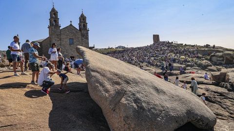 En primer t�rmino, la Pedra dos Cadr�s, con la que muchos cumplen tradici�n pasando por debajo