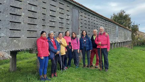 Algunos de los participantes de la ruta de senderismo posan ante el Hrreo de Lira