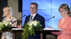 El virtual nuevo primer ministro, Petteri Orpo, flanqueado por dos de sus socias de coalici�n: Riikka Purra, del utraderechista Partido de los Finlandeses, y Anna-Maja Henriksson, del Partido Popular Sueco