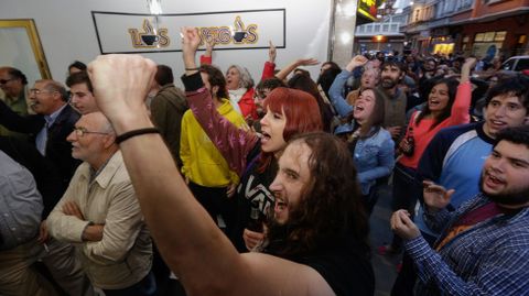 Simpatizantes y militantes de la Marea Atlntica celebran los resultados electorales.