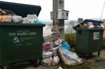 La basura se acumul� durante los �ltimos d�as en el lugar de O Quinteiro, en la parroquia de Centro�a. 