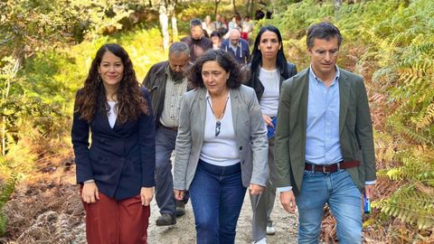 La concejala Mara Rozas, la delegada de la Xunta en la provincia de A Corua, Beln do Campo, y el portavoz municipal del PP, Borja Verea, en la visita al Pedroso.