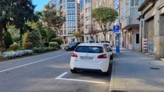 Las plazas, pintadas de blanco. La zona azul ha cambiado de color tras los trabajos de repintado que ha ejecutado la Xunta de Galicia, pero las mquinas para retirar los tiques siguen en funcionamiento.