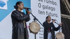 Un momento da actuacin de Tanxugueiras na concentracin da praza da Quintana