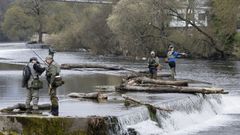 Foto de archivo de pescadores en el r�o Mi�o, a su paso por Lugo