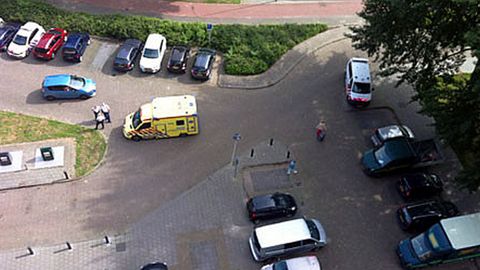 Varios coches de polic�a y una ambulancia en la zona del suceso