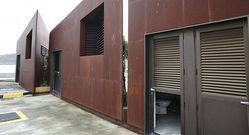 <span lang= es-es >Equipamientos p�blicos</span>. El ba�o del puerto del puerto de Mux�a est� inoperativo, lo mismo que lo estuvieron los de la zona de acceso a la punta del Cabo Fisterra, y como ocurre con otras casetas (la tur�stica que nunca lo fue en Coristanco) e inmuebles. 