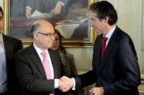 Montoro saluda al presidente de la FEMP, ��igo de la Serna, en la reuni�n sobre Administraci�n Local.