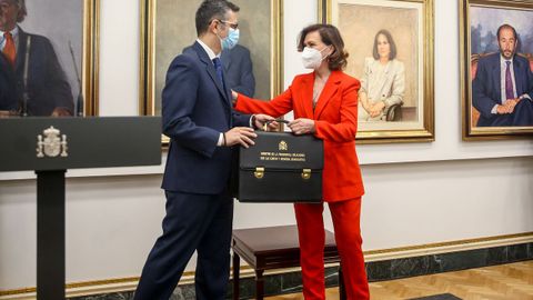 Carmen Calvo entrega su cartera ministerial a F�lix Bola�os