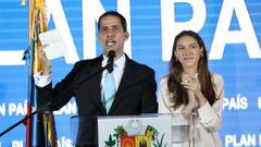 Juan Guaid�, acompa�ado de su esposa, Fabiana Rosales, durante la presentaci�n este jueves de su Plan Pa�s