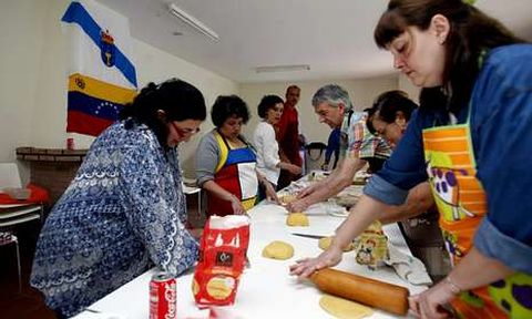 El colectivo de venezolanos, en la foto en un taller de cocina, tiene presencia en las comarcas.