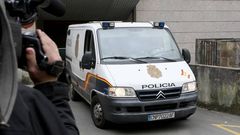 El acusado sale del juzgado en un furg�n policial
