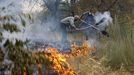 Vecinos de Pentes colaboran para que el fuego no cruce el camino que les separa de sus casas.