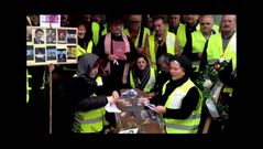 Los preferentistas, ante la oficina principal de Novagalicia Banco en Carballo.