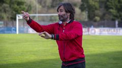 Luis Bonilla, en una imagen de archivo, dirigiendo a su equipo desde la banda del Julio Mato.