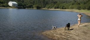 La falta de agua hace posible que los vilagarcianos puedan pasear por las orillas del embalse sin mayores problemas. 