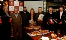 Reyes Leis, entre Otero (izquierda) y Sordo, durante una presentaci�n del colectivo empresarial.