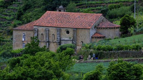 Una vista exterior de la iglesia de Pombeiro