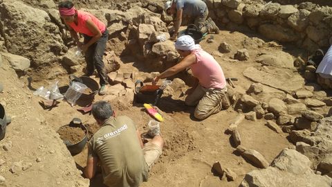 Investigadores asturianos excavan en el yacimiento arqueol�gico de Jebel Mutawwaq, Jordania