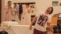 Os membros de Sarabela,nos ensaios para dar vida escnica ao emblemtico relato de Kafka A metamorfose. O prximo xoves, 4 de setembro, estrase no teatro Principal de Ourense.