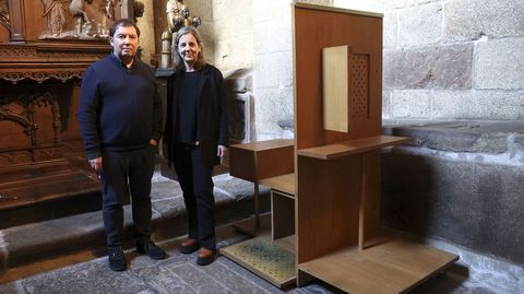 Cristina Nieto y Luis Gil crearon un confesionario at�pico para la capilla del Pilar, aunque acabaron tambi�n en las de Mondrag�n y Virgen Blanca. Explican que un dise�o, sea cual sea, nunca nace de cero ya que va en comuni�n con el contexto que lo rodea, en especial este. Pese a la aparente sencillez del mueble, est� todo muy pensado, desde la carpinter�a tradicional (sin usar ni clavos ni tornillos, sino uniones espigadas) hasta su calefacci�n e iluminaci�n. Hay una complejidad luminaria para que el penitente, arrodillado, tenga una luz rasante y no se le vea el rostro, al tiempo que el cl�rigo, sentado, tiene un foco de luz abierto que le permita ponerse su misal para oficiar el sacramento. Los confesionarios de Nieto y Gil se instalaron en la Catedral en pleno a�o Xacobeo, en el 2021.
